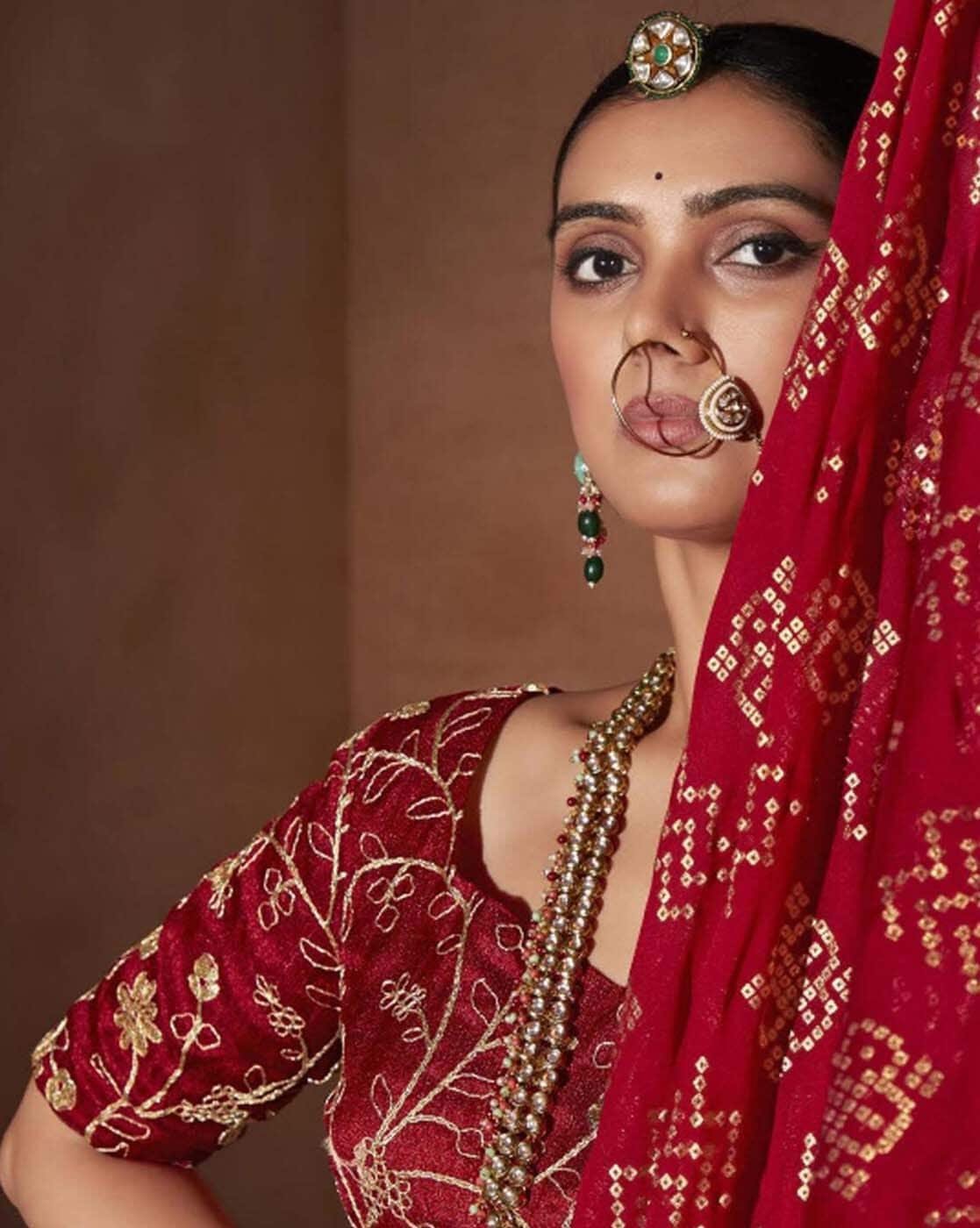 -1117Wx1400H-466690998-red-MODEL5