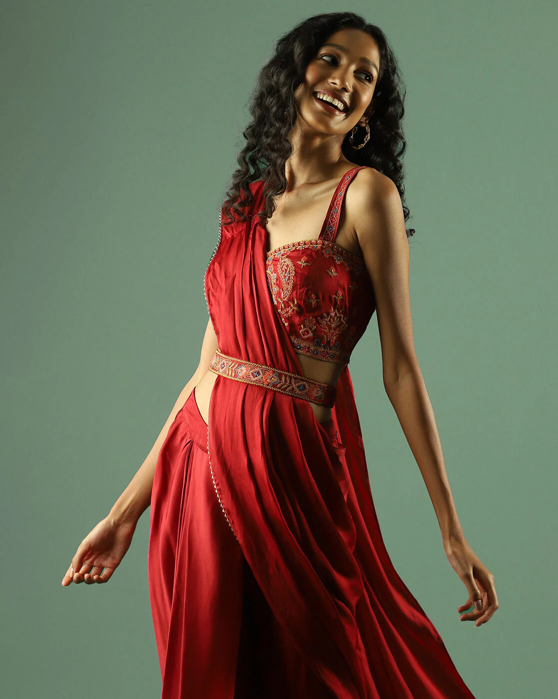 -1117Wx1400H-410331572-red-MODEL5