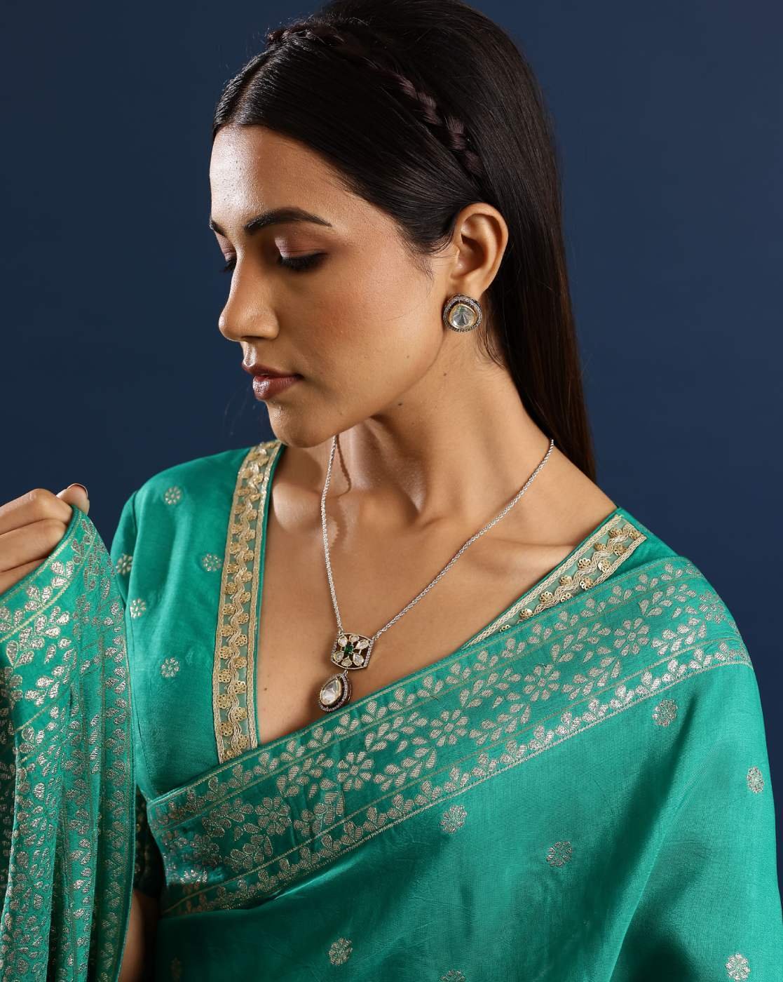 -1117Wx1400H-467119624-green-MODEL6