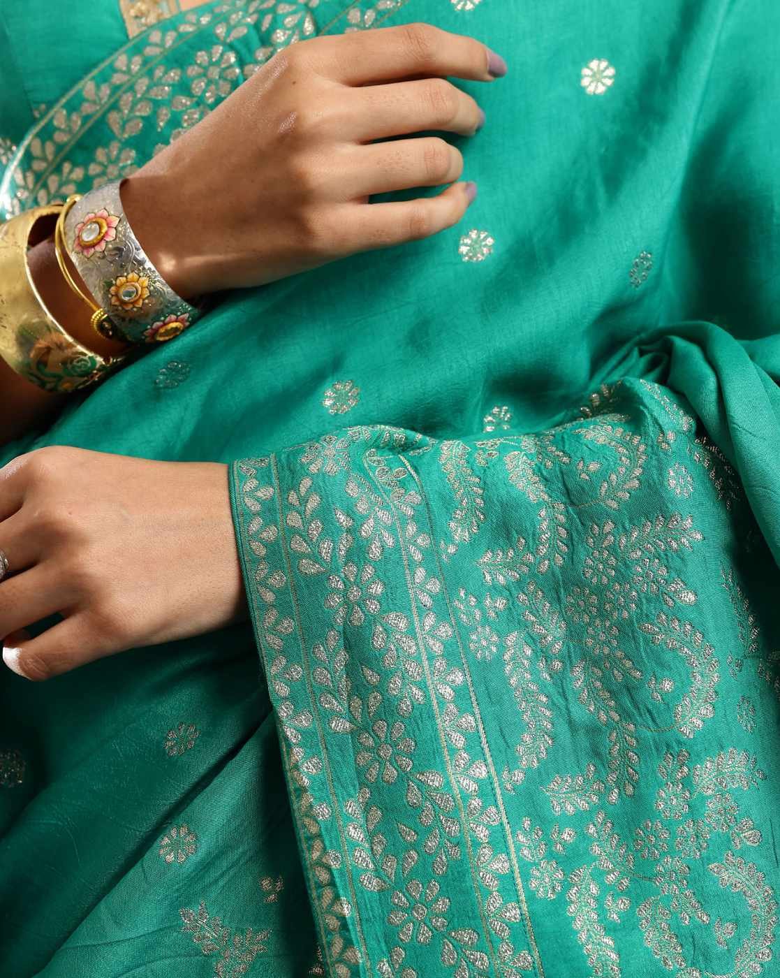 -1117Wx1400H-467119624-green-MODEL7