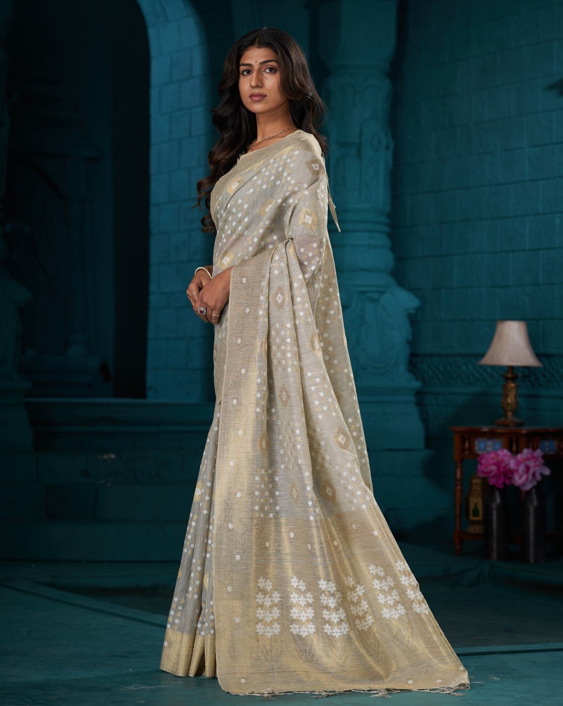 -1117Wx1400H-467264361-grey-MODEL2