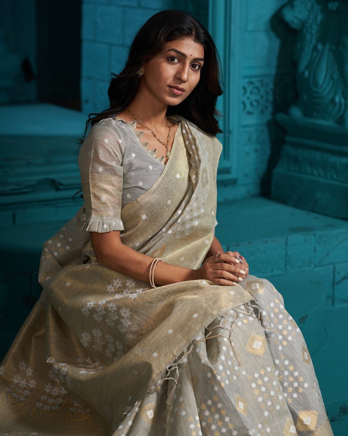 -1117Wx1400H-467264361-grey-MODEL4