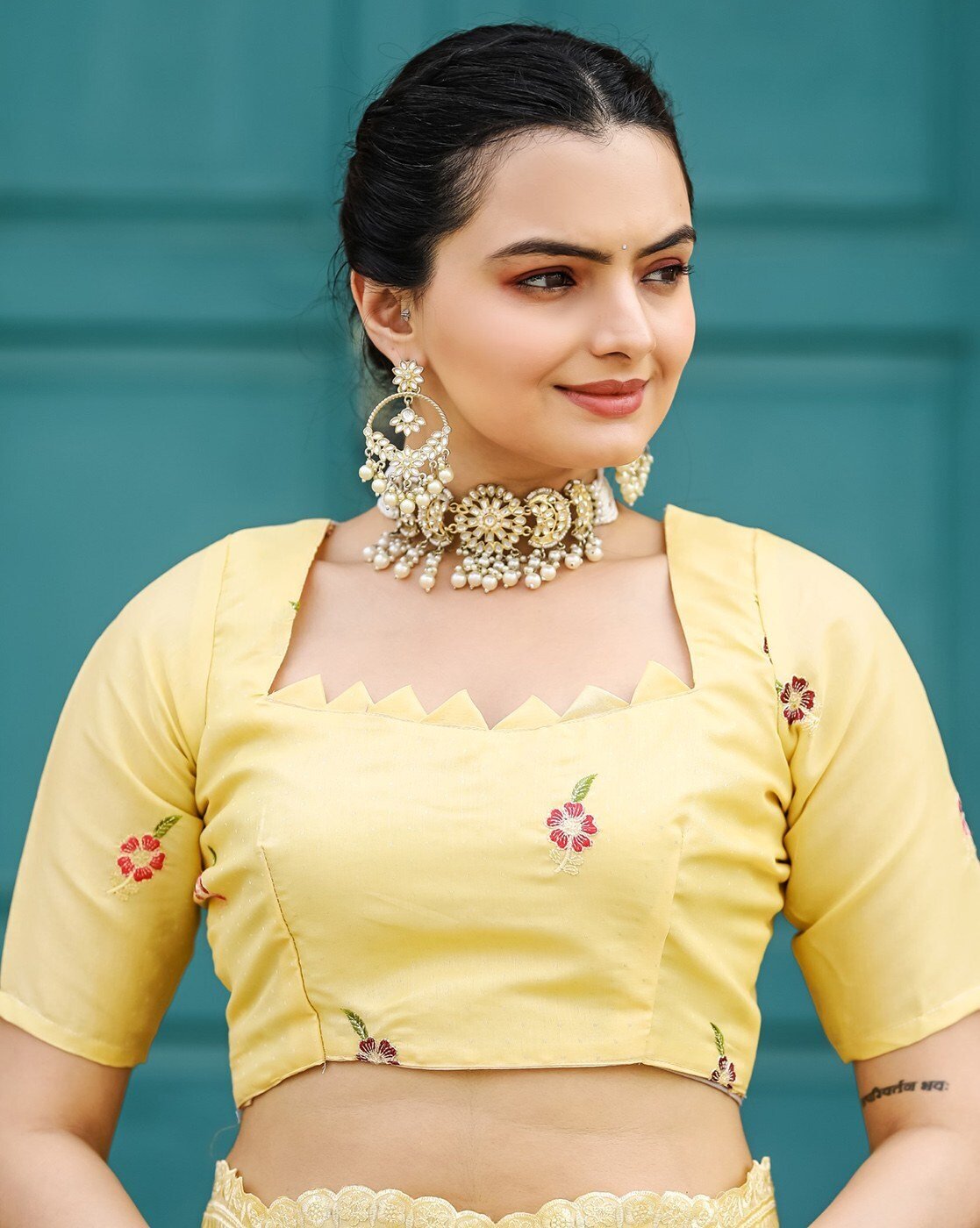 -1117Wx1400H-700154826-yellow-MODEL4