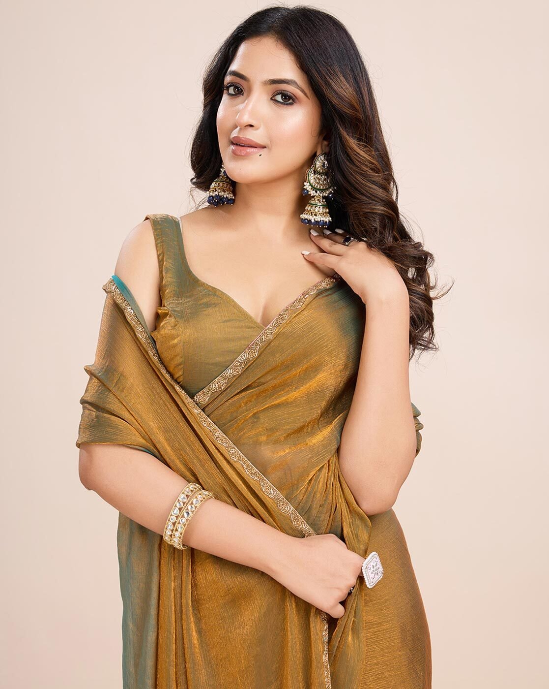 -1117Wx1400H-701051534-gold-MODEL5