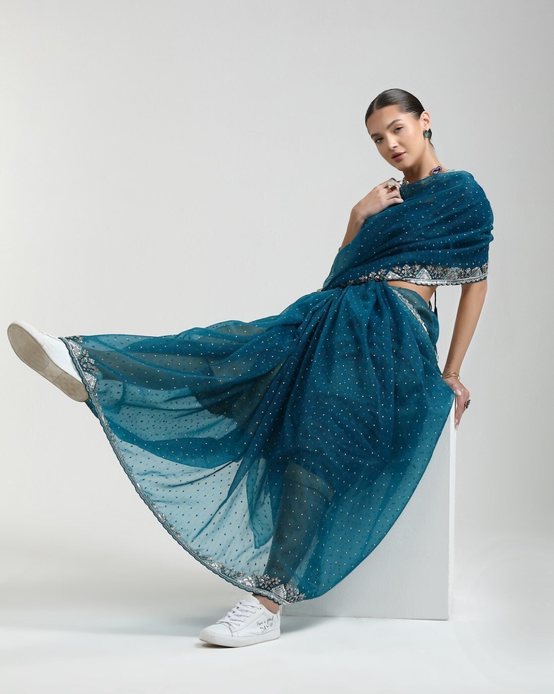 -1117Wx1400H-701476290-blue-MODEL4