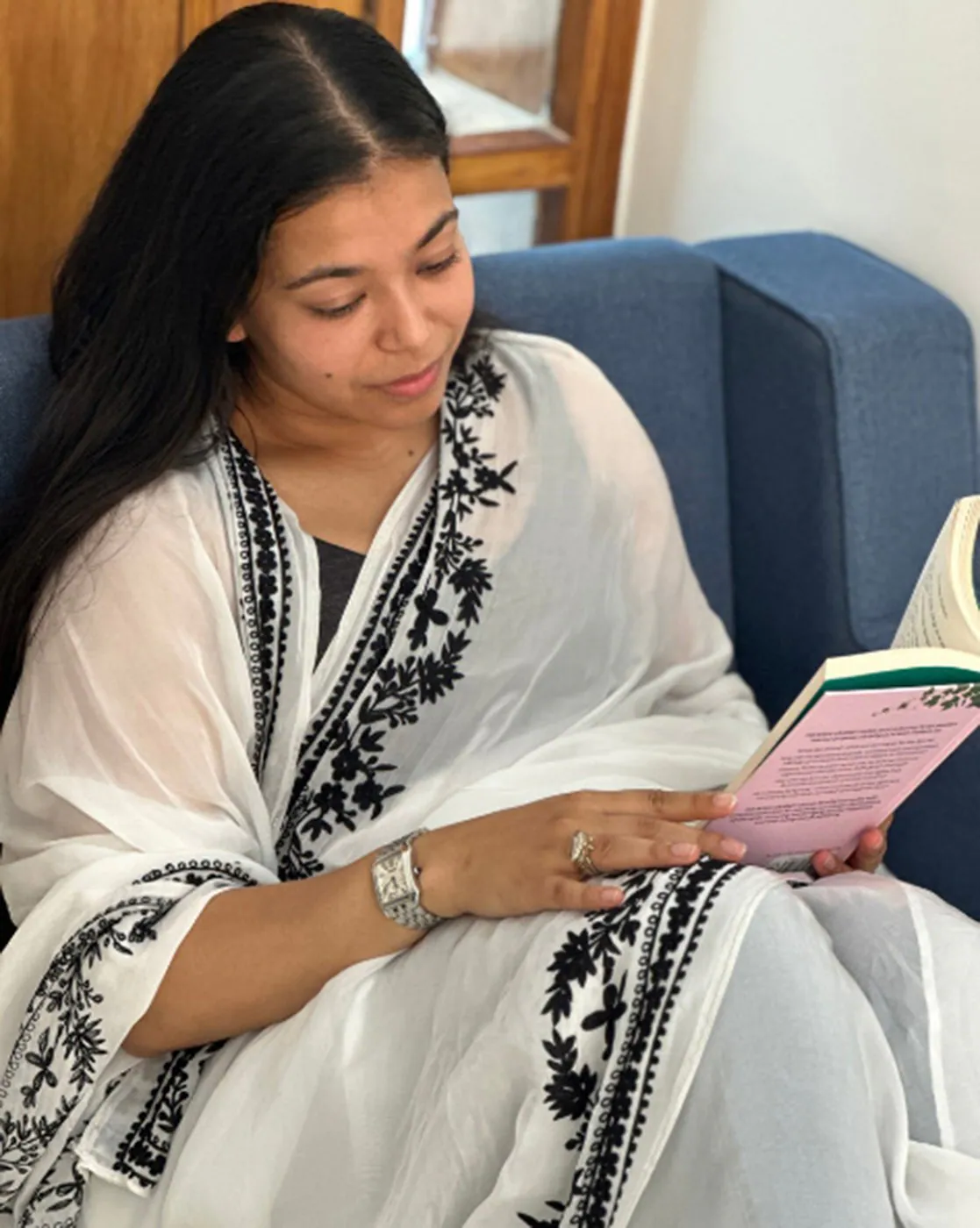 -1117Wx1400H-701486533-white-MODEL