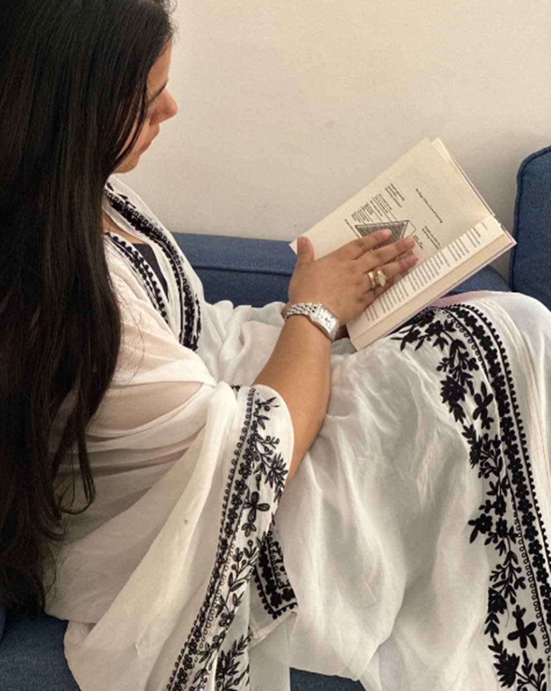 -1117Wx1400H-701486533-white-MODEL2