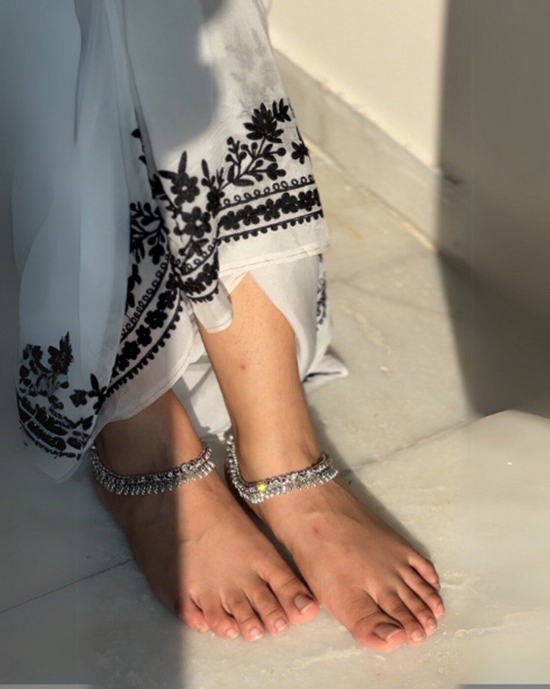 -1117Wx1400H-701486533-white-MODEL3